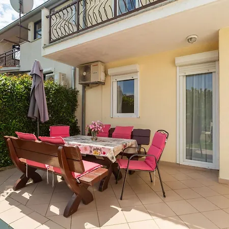 Haus Viktoria In Mit Garten In Strandnaehe Tatil Evi Poreč